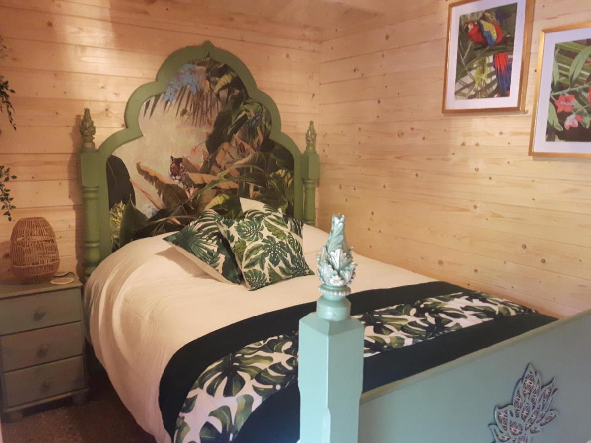 Cabin Set In A Beautiful Romantic Tropical Garden Sutton Coldfield Buitenkant foto
